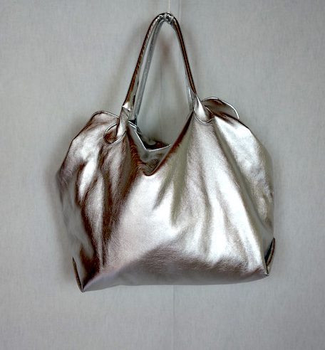 Tasche Arya aus silbernem Kunstleder
